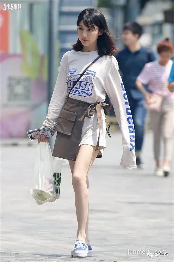 街拍夏日清凉性感美女，太晃眼了吧？