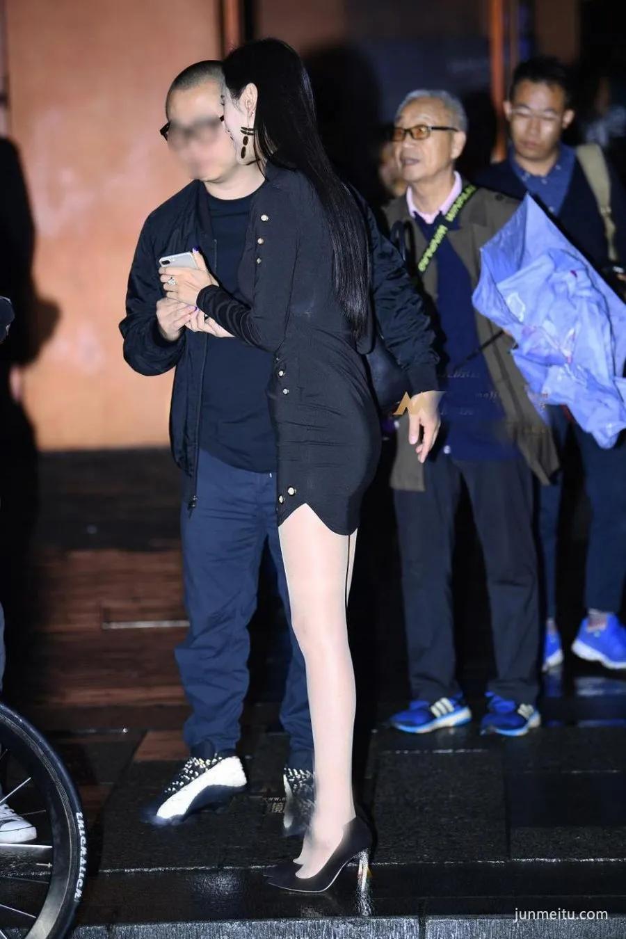 街拍紧身裙肉色丝袜美女,展现出迷人的腰臀曲线
