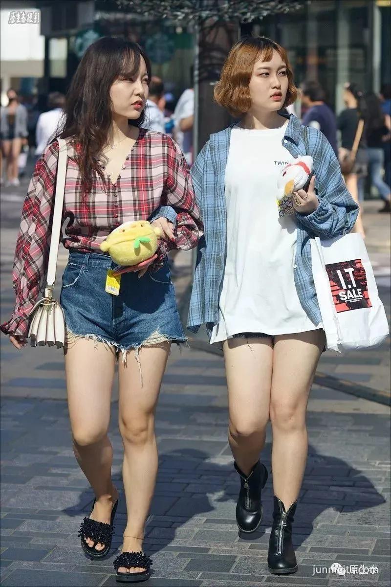 街拍天凉美女依然不舍超短热裤,性感你的眼!