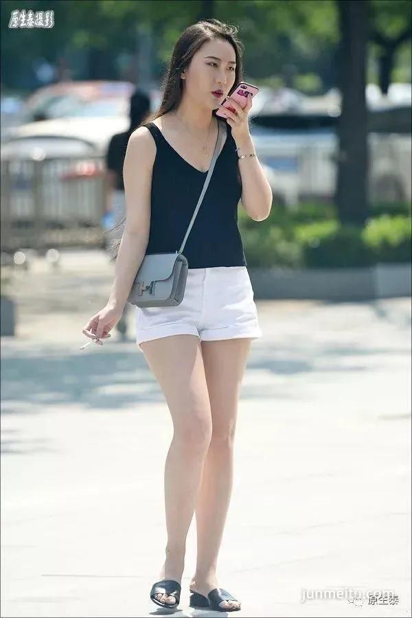 街拍夏日清凉性感美女，太晃眼了吧？