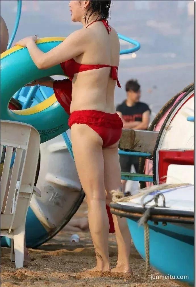 海滩街拍比基尼大胸白嫩少妇，让你舔屏不止