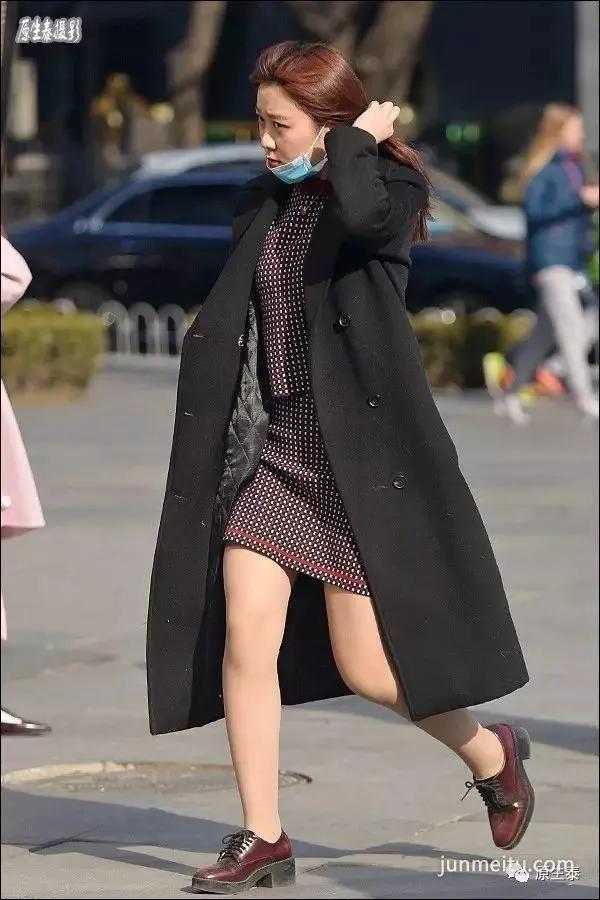 街拍春季美女二八月乱穿衣,颠覆你想象!(组图)