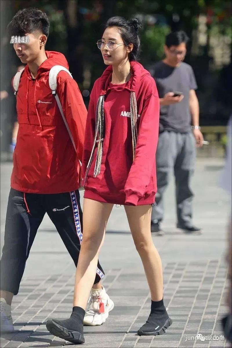 街拍天凉美女依然不舍超短热裤,性感你的眼!