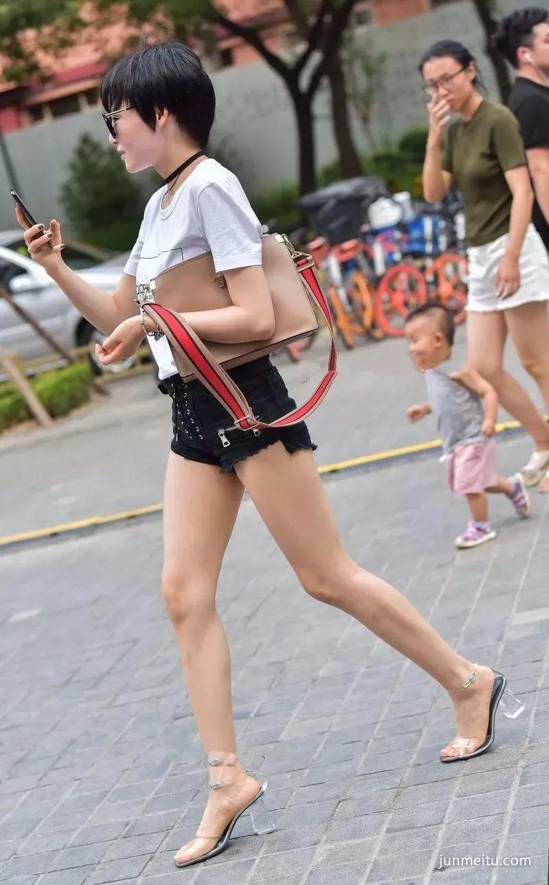 街拍高挑牛仔热裤雪白如玉修长双腿挺翘好身材气质女郎