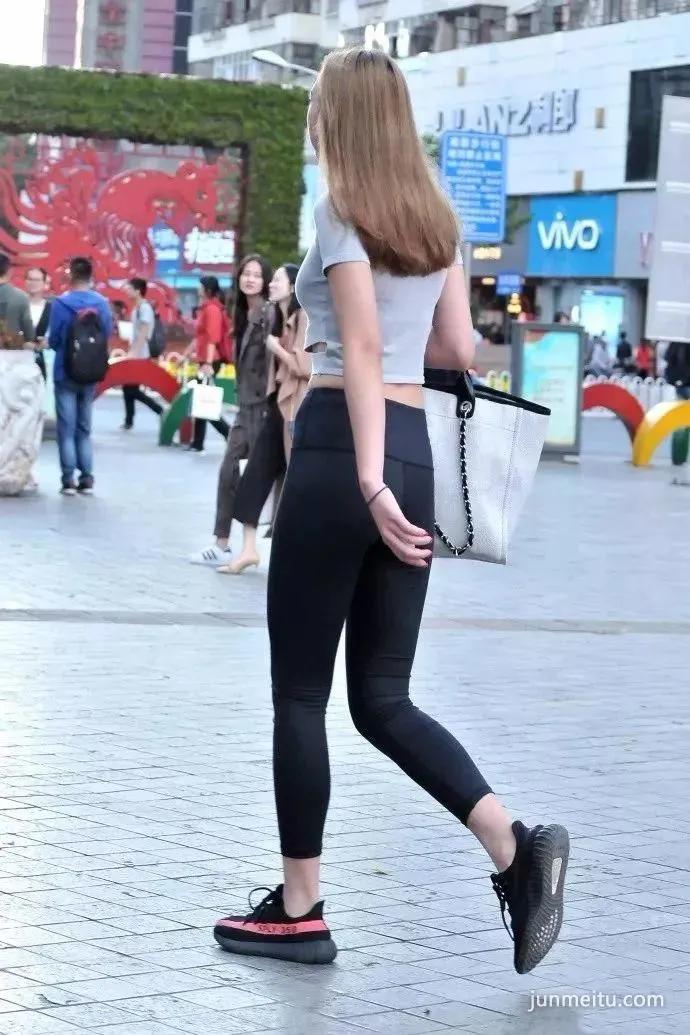 街拍穿紧身裤身材高挑的气质长腿美女