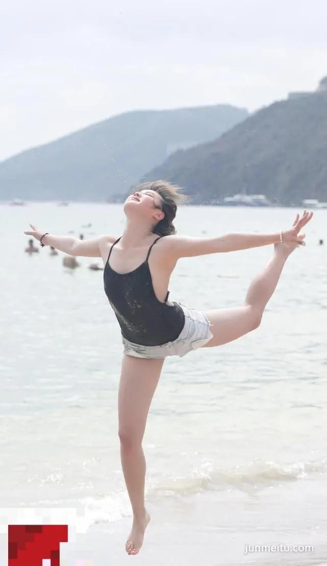 沙滩街拍热裤美女海边的花式跳跃，让人哭笑不得的瞬间