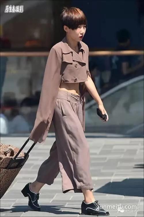 街拍北京潮女吸睛点五花八门!(组图)