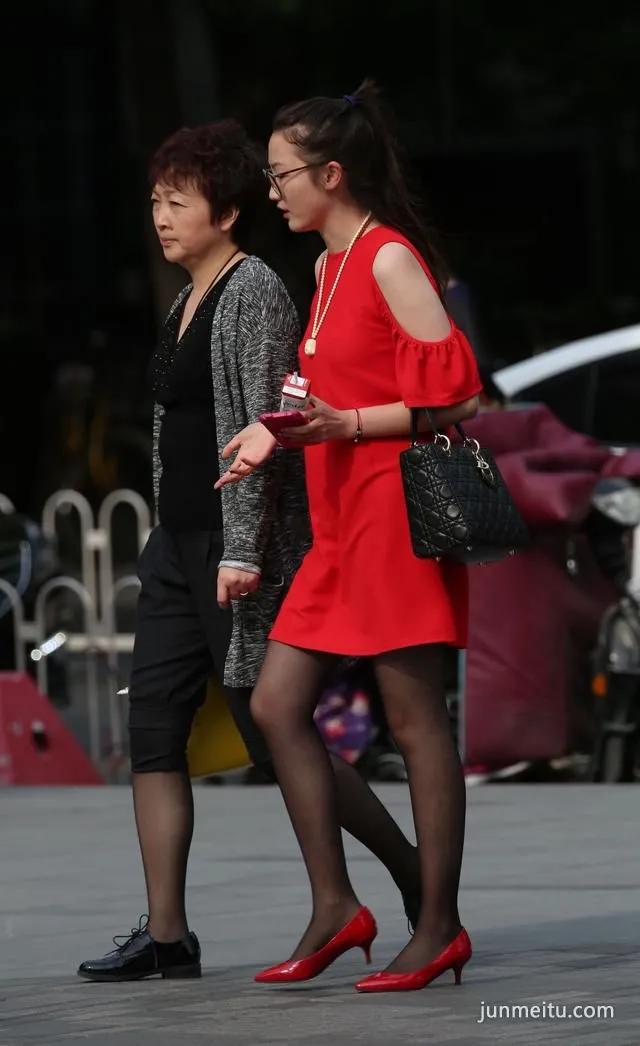街拍露肩红裙黑丝时尚气质美女，聊什么呢这么开心？