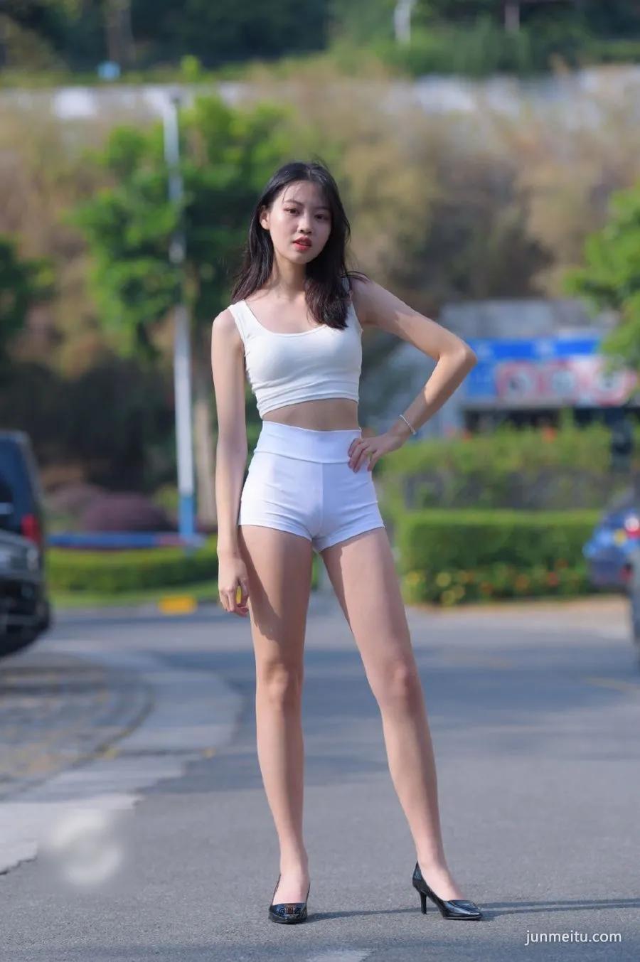 网红女主播运动服装，勾勒三角区很饱满