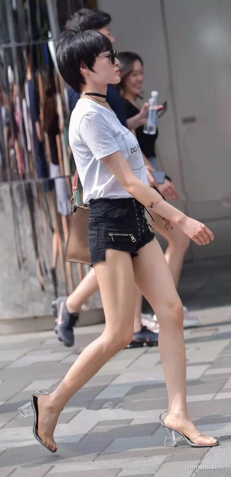 街拍高挑牛仔热裤雪白如玉修长双腿挺翘好身材气质女郎