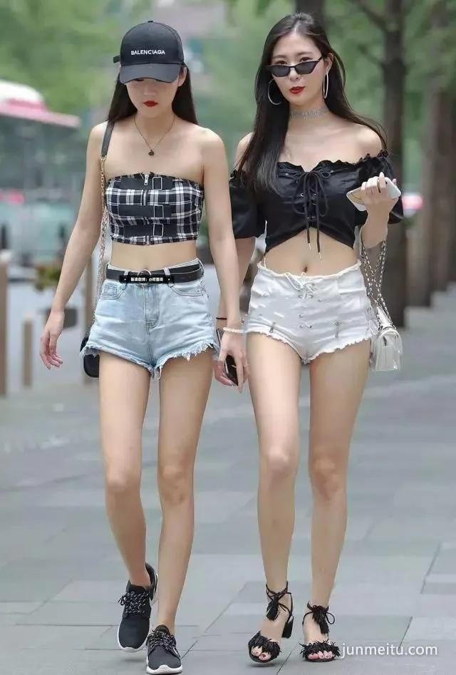 周末一起逛街的时尚姐妹花,两个人的身材也太棒了