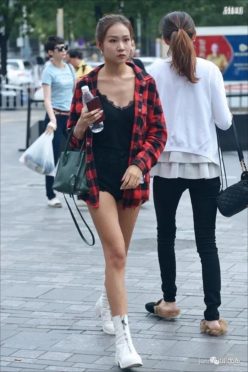 街拍天凉美女依然不舍超短热裤,性感你的眼!