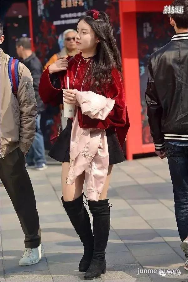 街拍春季美女二八月乱穿衣,颠覆你想象!(组图)