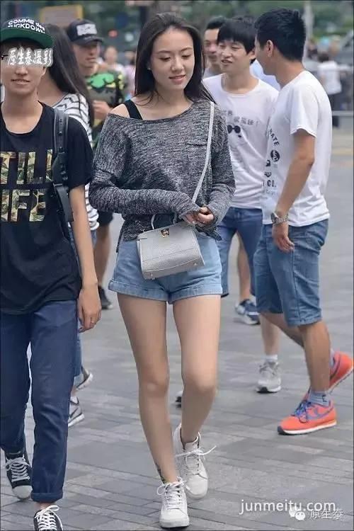 街拍穿短裤秀美腿的清凉美女!(组图)
