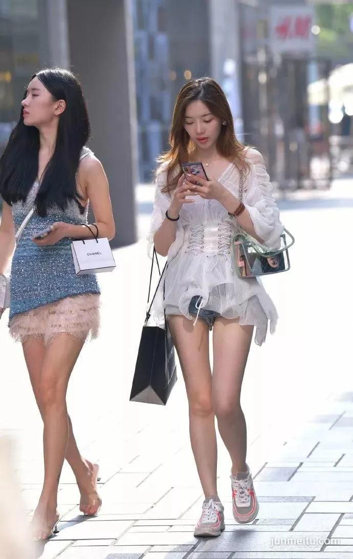 街拍热裤姐妹花，时尚感十足，甜美可爱！