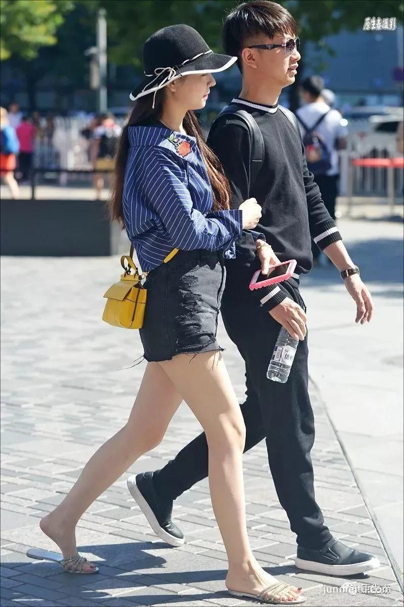 街拍天凉美女依然不舍超短热裤,性感你的眼!