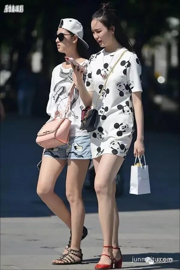 街拍玉腿林立热裤美女秀光腿!(组图)