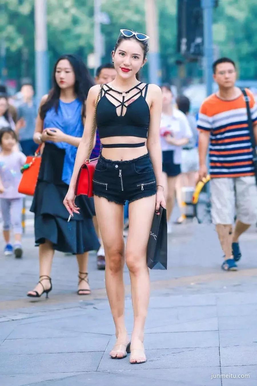 街拍高挑牛仔热裤雪白修长双腿挺翘浑圆露脐装饱满女郎