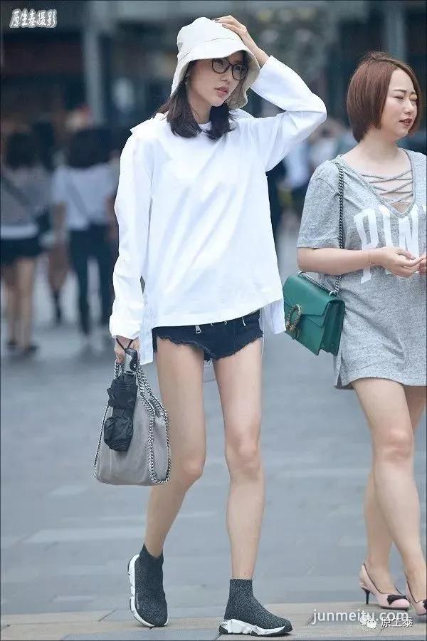 街拍传说中的魔鬼身材，盛夏显露正当时！