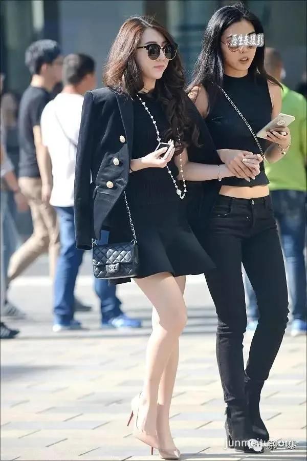 街拍玉腿林立热裤美女秀光腿!(组图)