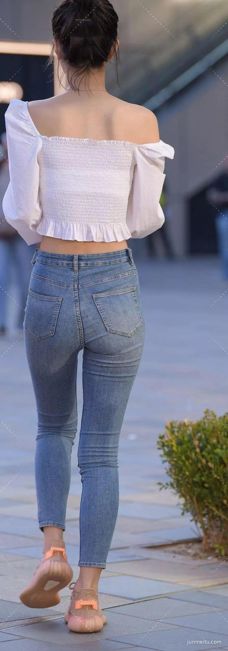九个太阳街拍紧身牛仔裤蜜臀极品美女