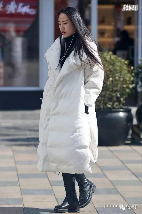 街拍早春美女迷人的风韵，竟然是这样打造的！