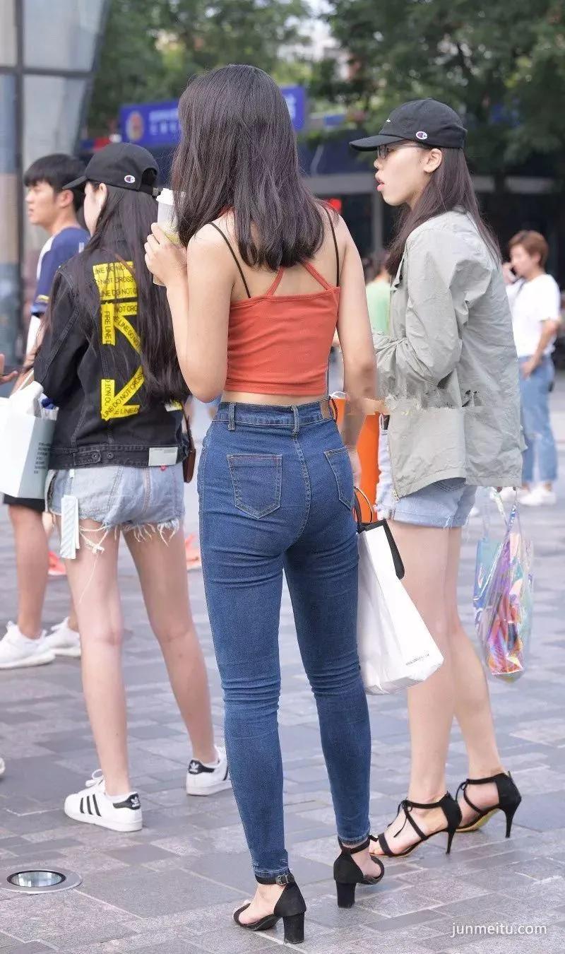 街拍高挑紧身牛仔裤与牛仔热裤大白腿女郎你喜欢哪一个