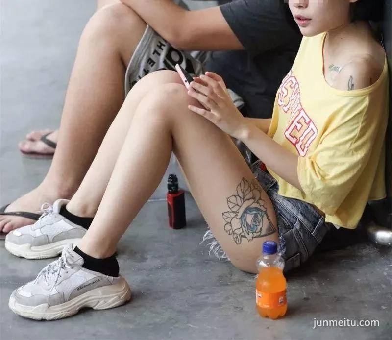 街拍牛仔热裤雪白如玉苗条纤细修长双腿小蛮腰气质妹纸