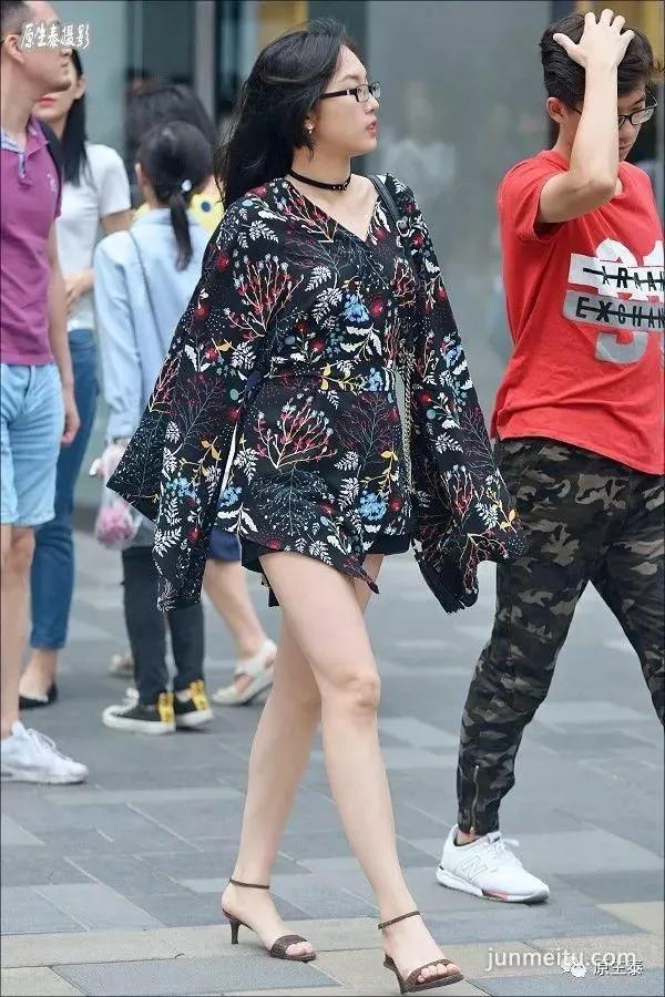 街拍传说中的魔鬼身材，盛夏显露正当时！