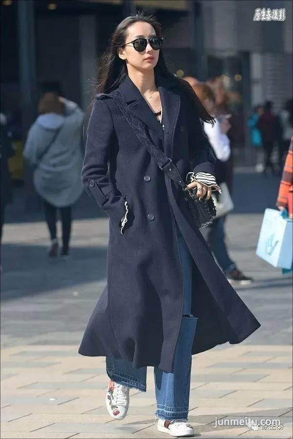 街拍早春美女迷人的风韵，竟然是这样打造的！