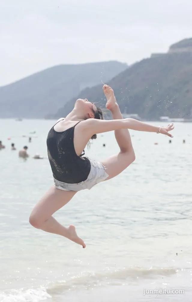 沙滩街拍热裤美女海边的花式跳跃，让人哭笑不得的瞬间
