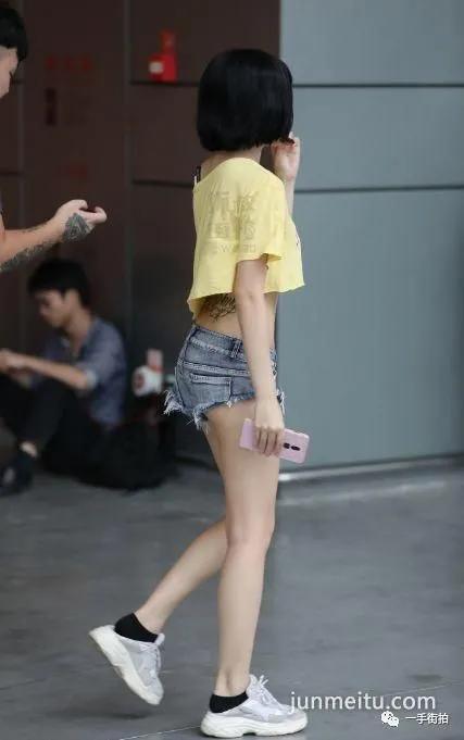 热裤抄底小妹妹撇着腿坐地上走光