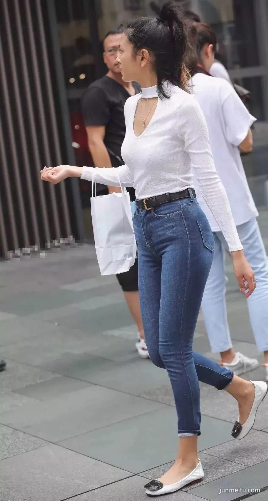 街拍高挑紧身牛仔裤苗条修长双腿浑圆挺翘饱满气质女郎