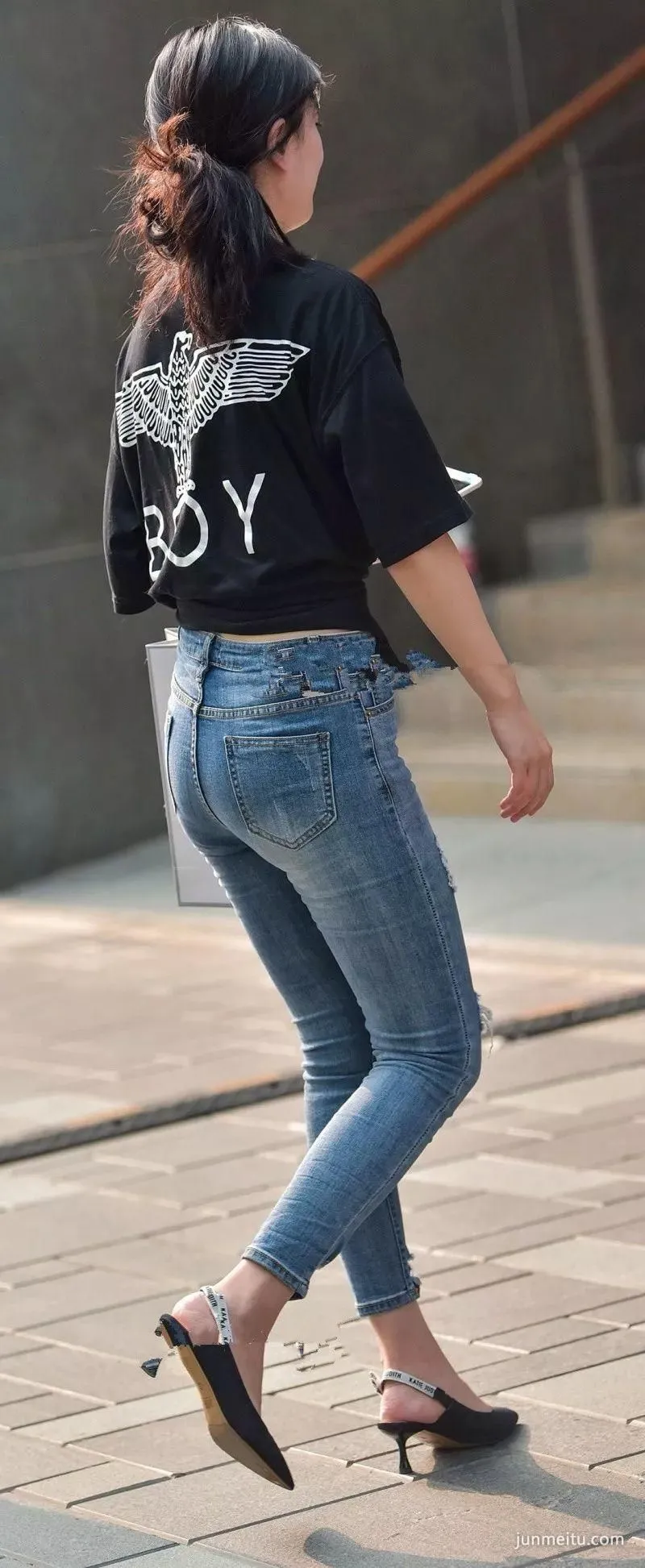 高挑紧身牛仔裤大长腿气质漂亮美女