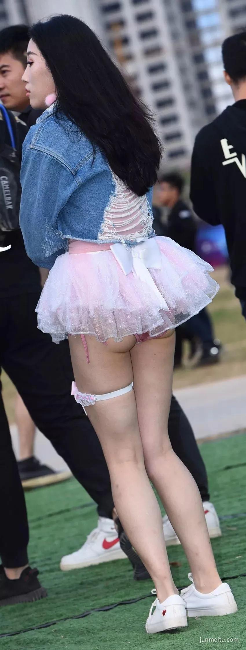 街拍超极品风骚短裙白皙大长腿模特女郎