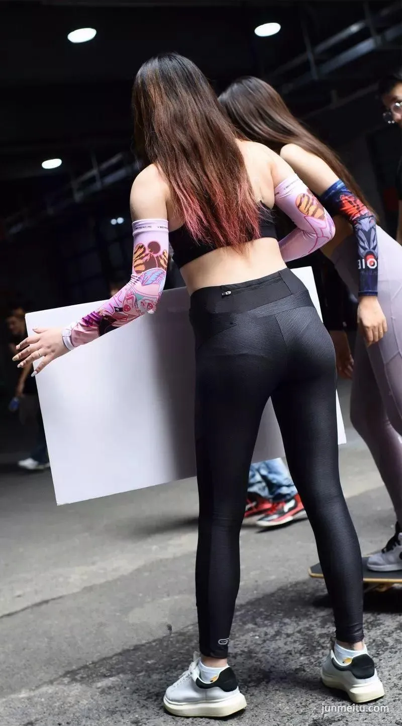 紧身裤高挑玩滑板的气质美女