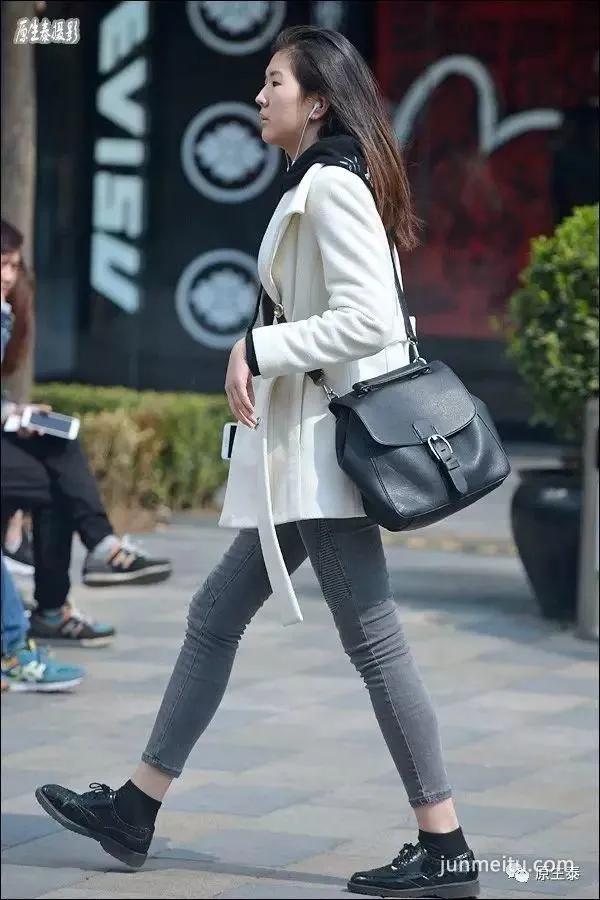 街拍霸气大长腿美女傲视群芳！（组图）