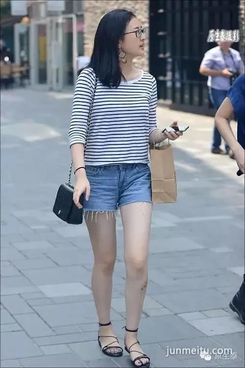 街拍穿短裤秀美腿的清凉美女!(组图)