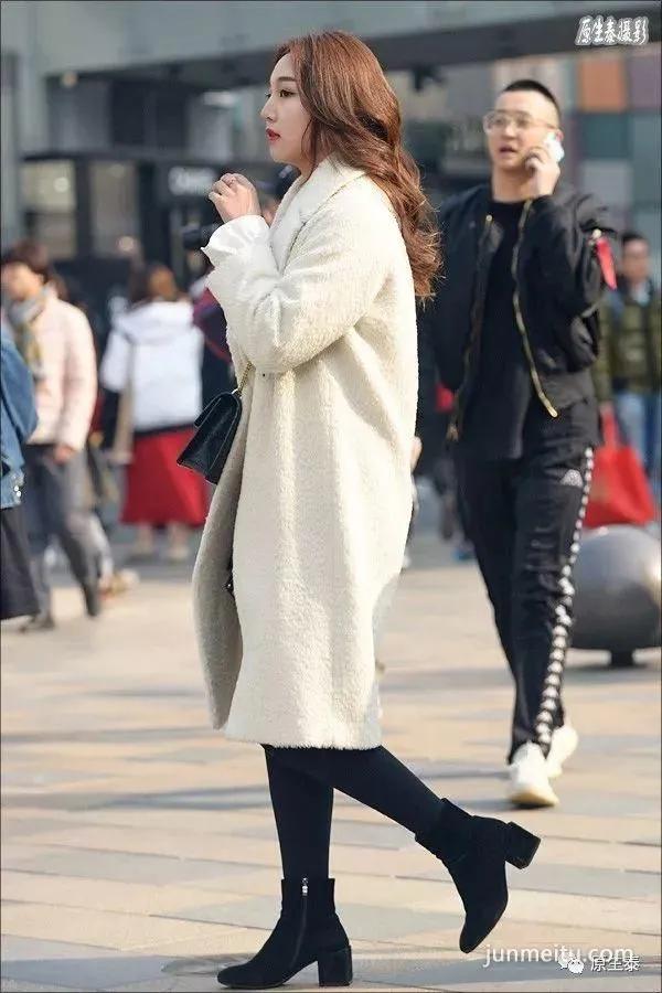 街拍早春美女迷人的风韵，竟然是这样打造的！