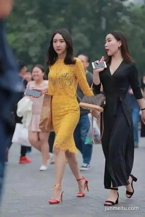 街拍抄底镂空透视包臀连衣裙，姑娘更加性感