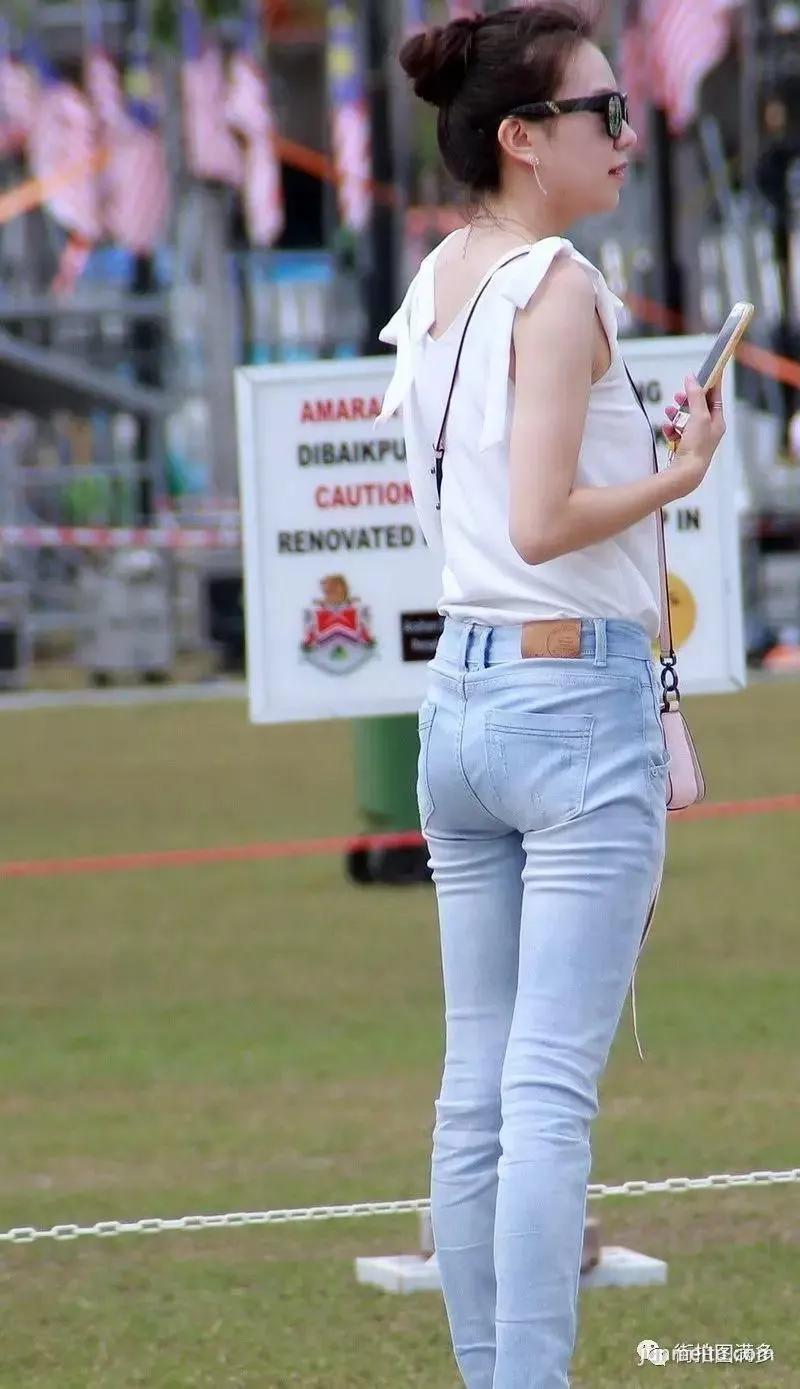 街拍美女 | 气质高挑时尚牛仔长裤墨镜美女