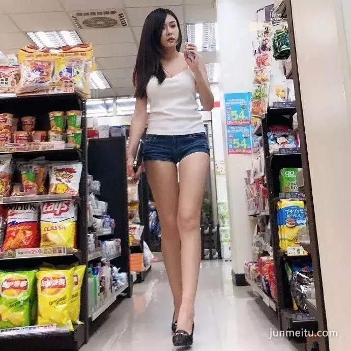 高挑牛仔热裤大长腿气质饱满美女