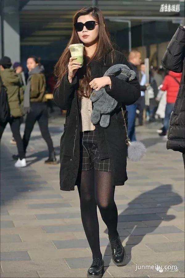 街拍寒冬反季节穿衣的美女，格外惹眼！
