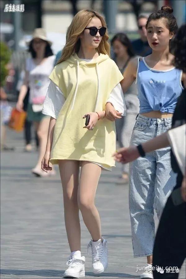 街拍夏日清凉性感美女，太晃眼了吧？