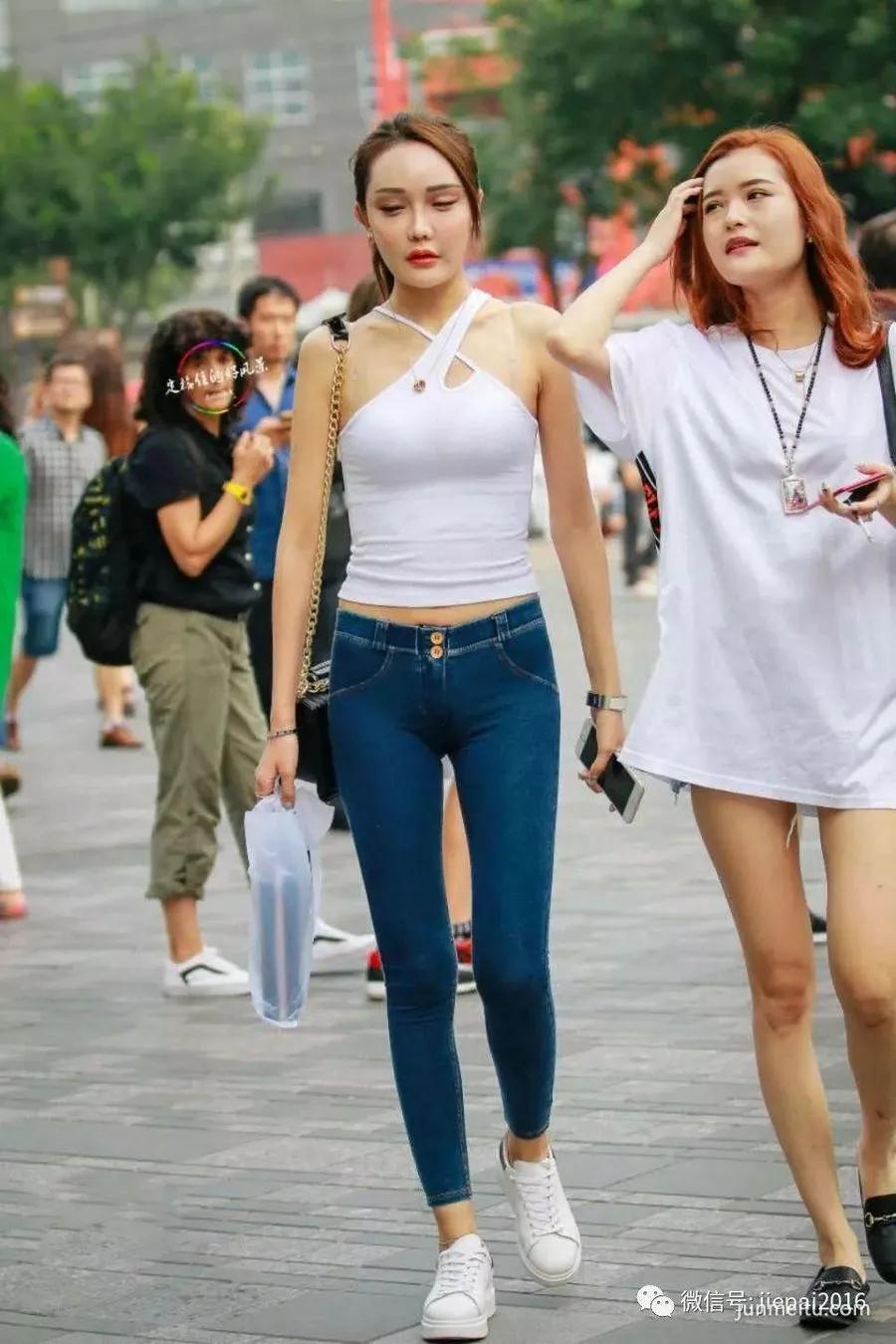 街拍第一站白背心和蜜臀裤，紧致的风格展现凹凸身材