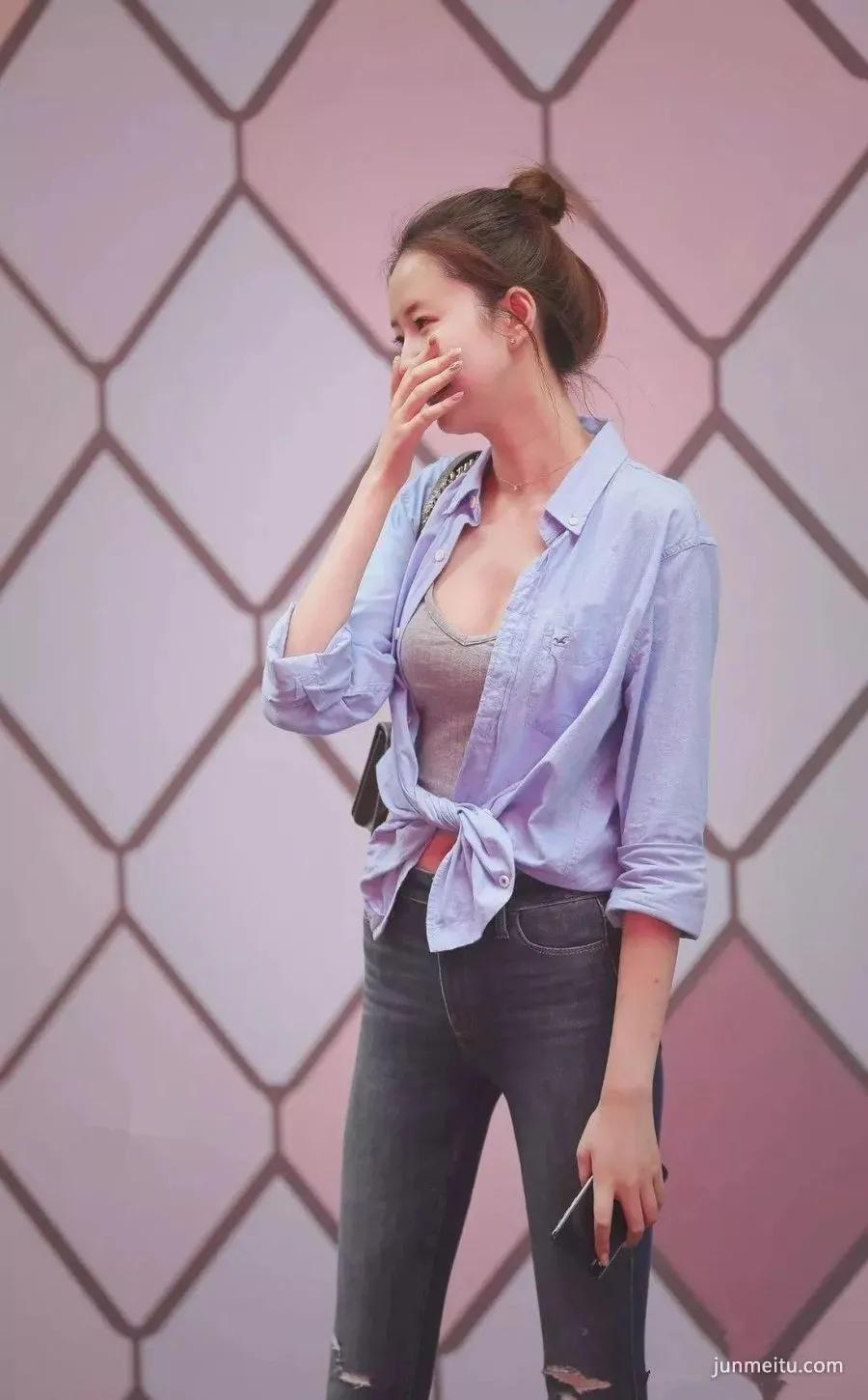 街拍高挑紧身牛仔裤浑圆挺翘苗条修长双腿气质漂亮妹纸