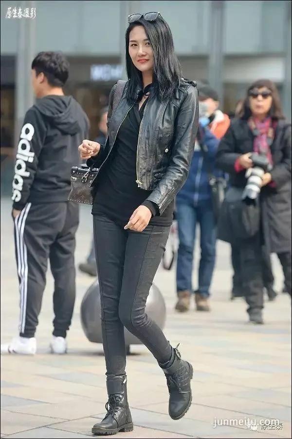 街拍霸气大长腿美女傲视群芳！（组图）
