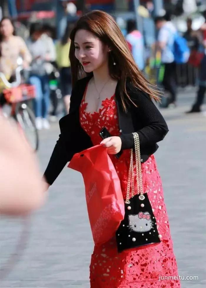 街拍美胸没有两下子,怎能纵横时尚圈?