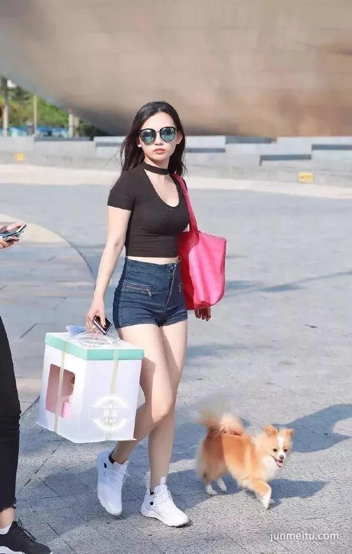 街拍超短牛仔裤美女露洁白大腿