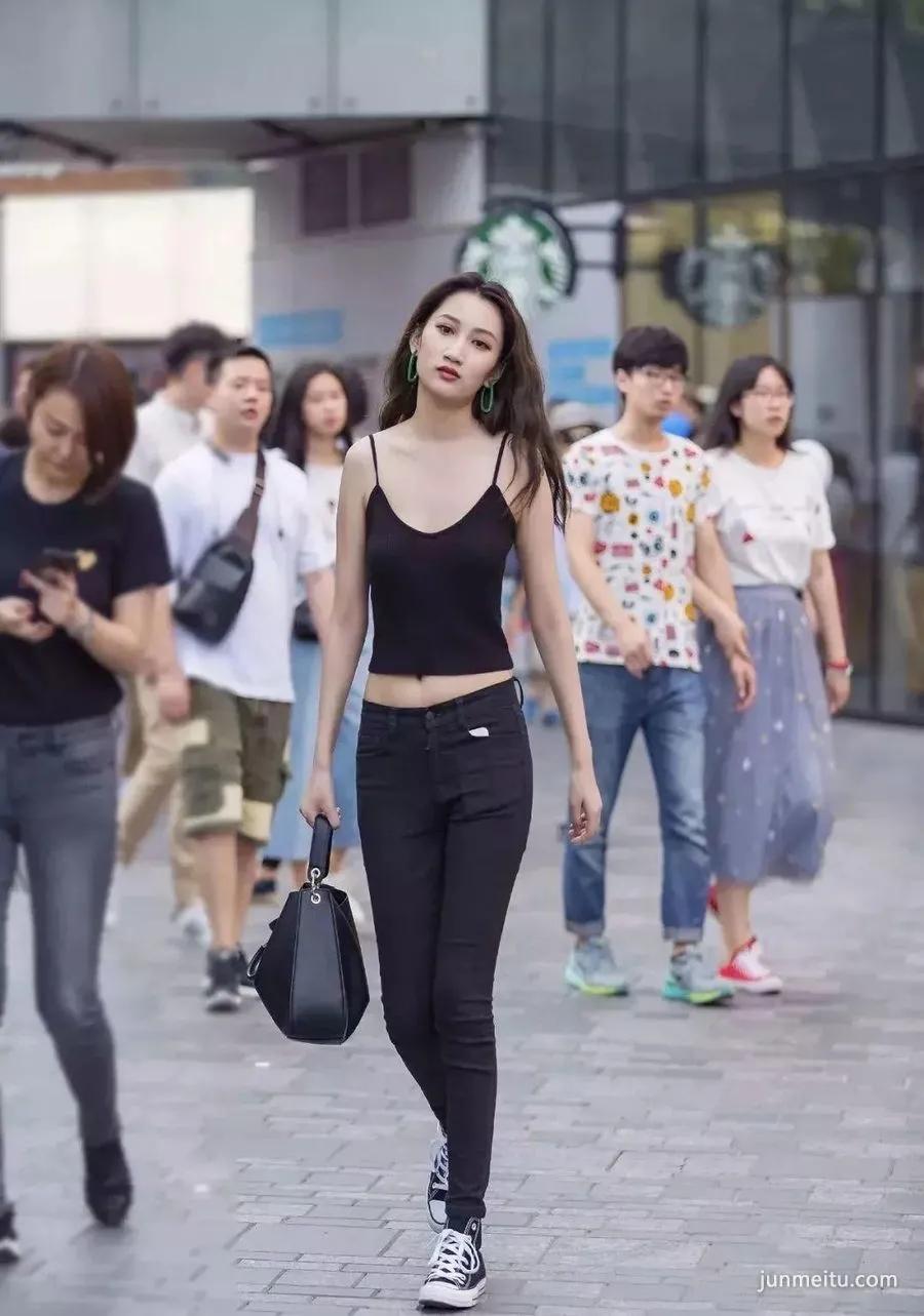 街拍高挑苗条紧身裤气质白皙时尚女郎